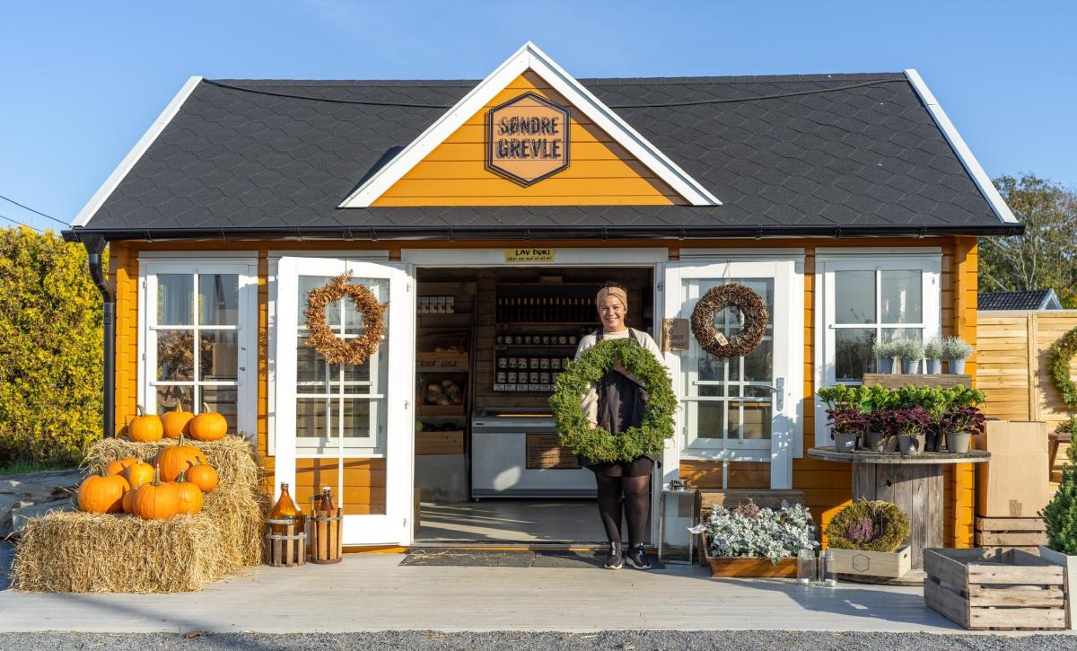 Palmako | Claudia XL (18'1" x 13'1" | 208.8 sq.ft. | 1.7") Clockhouse Log Cabin